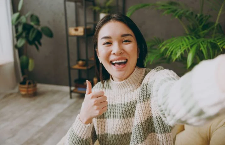 lady_giving_thumbs_up